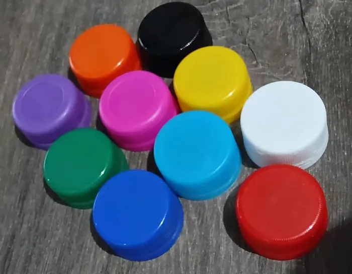 Diez tapas de colores: negra, blanca, azul, celeste, verde, roja, naranja, amarilla, morada y fucsia